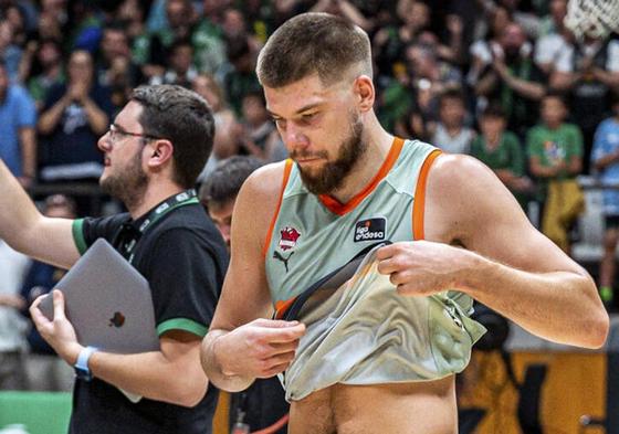 Giedraitis se retira contrariado tras la eliminación liguera del Baskonia en Badalona.