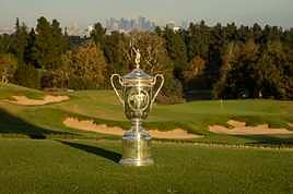 Trofeo del US Open en uno hoyo dek campo.