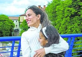 Maayouf abraza a su hija Diyae tras conocer que ya tenía la nacionalidad española.