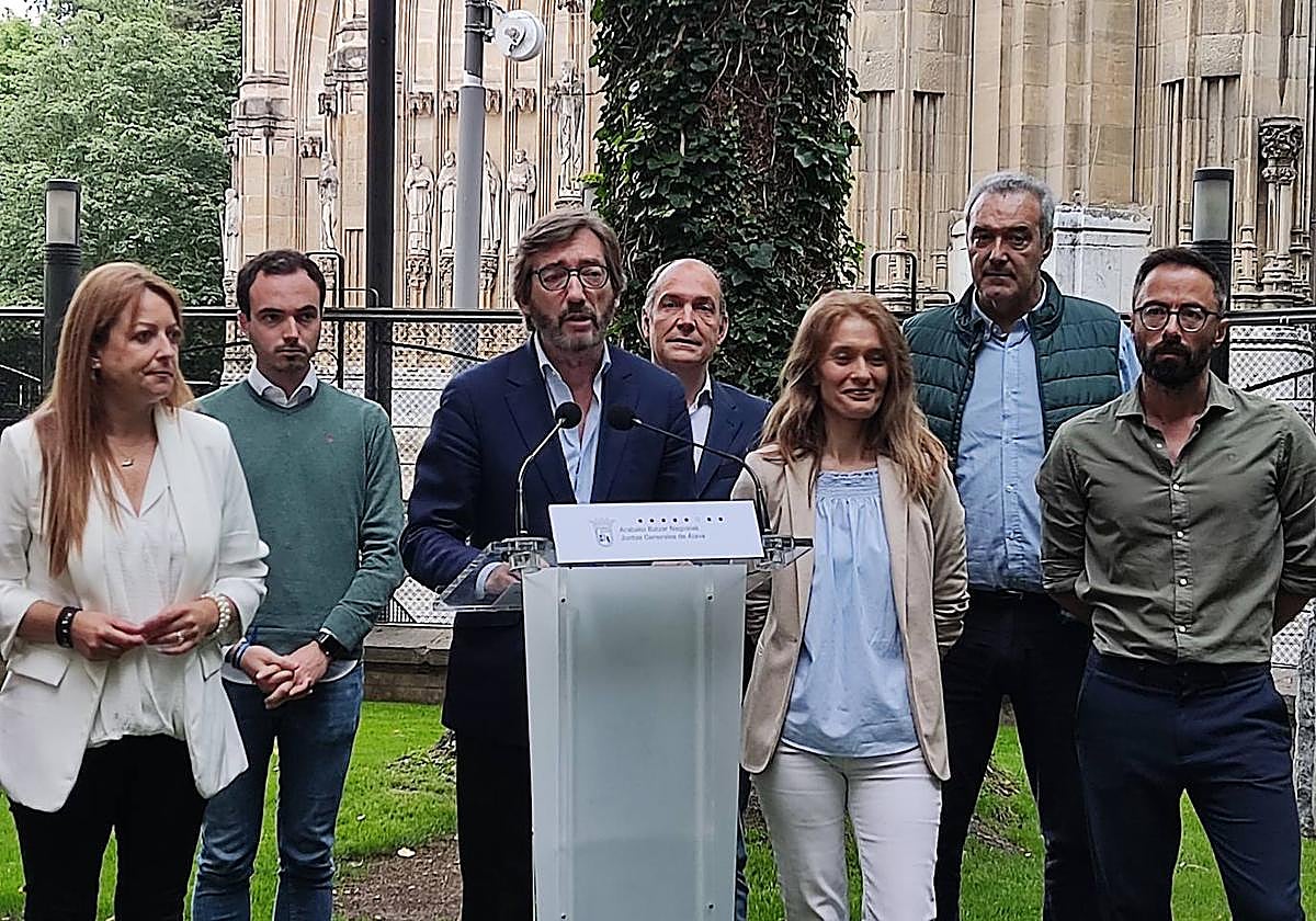 Iñaki Oyarzabal, este miércoles en una rueda de prensa sin preguntas, junto al candidato de Labastida, Dani García (con jersey verde).