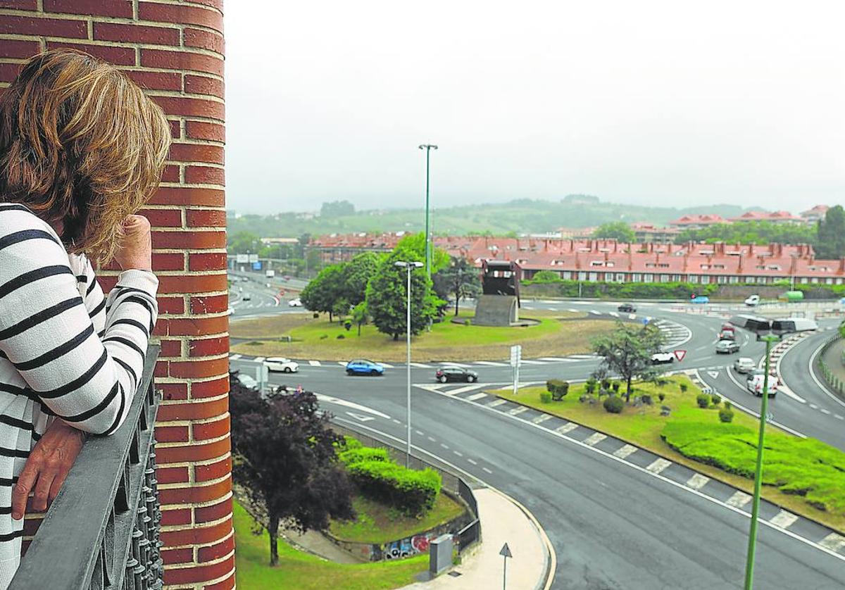 Una mujer que vive en una de las comunidades de vecinos que han presentado alegaciones observa el tráfico de la rotonda de Artaza.