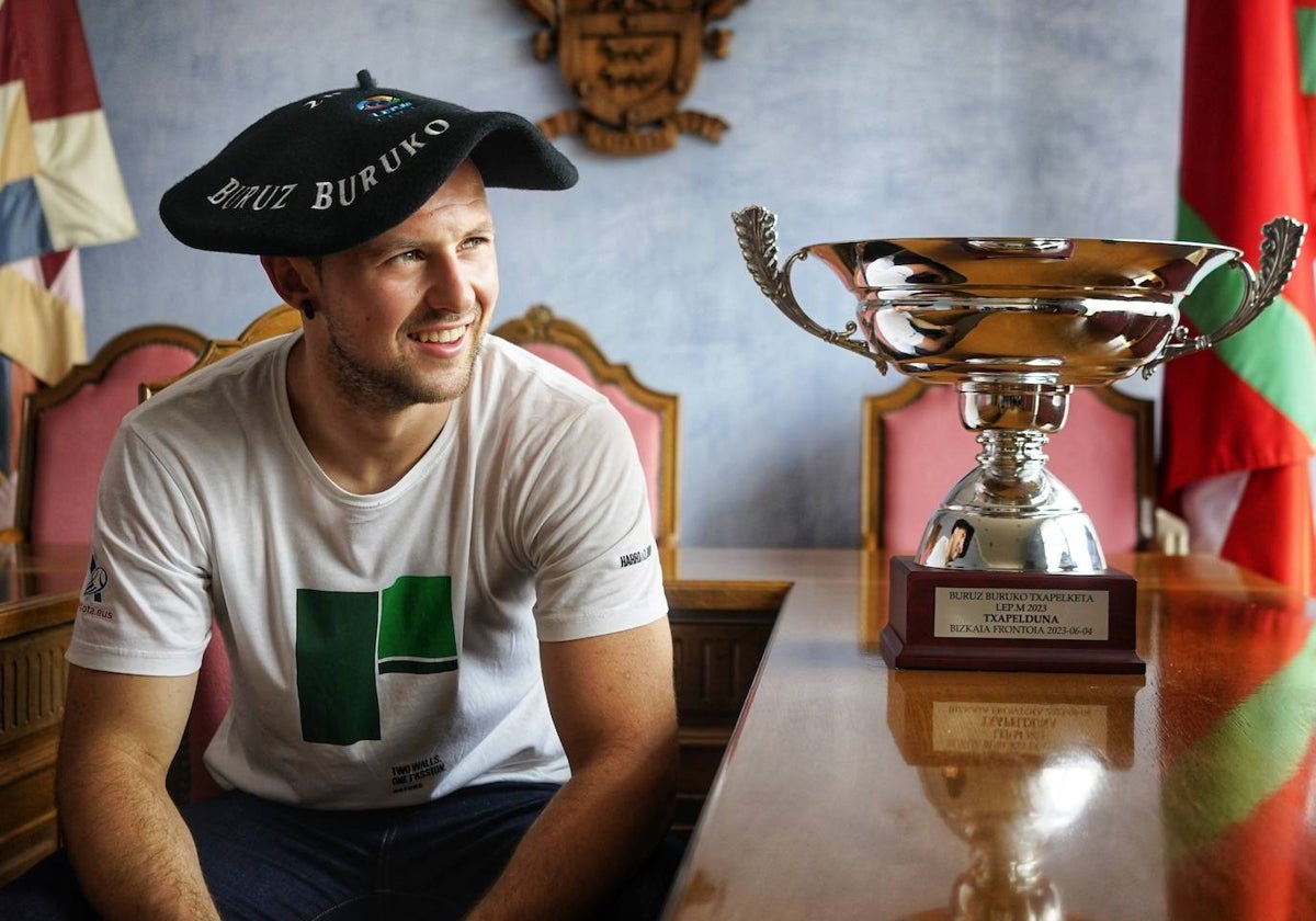 Elordi, con la txapela y el trofeo del Manomanista.