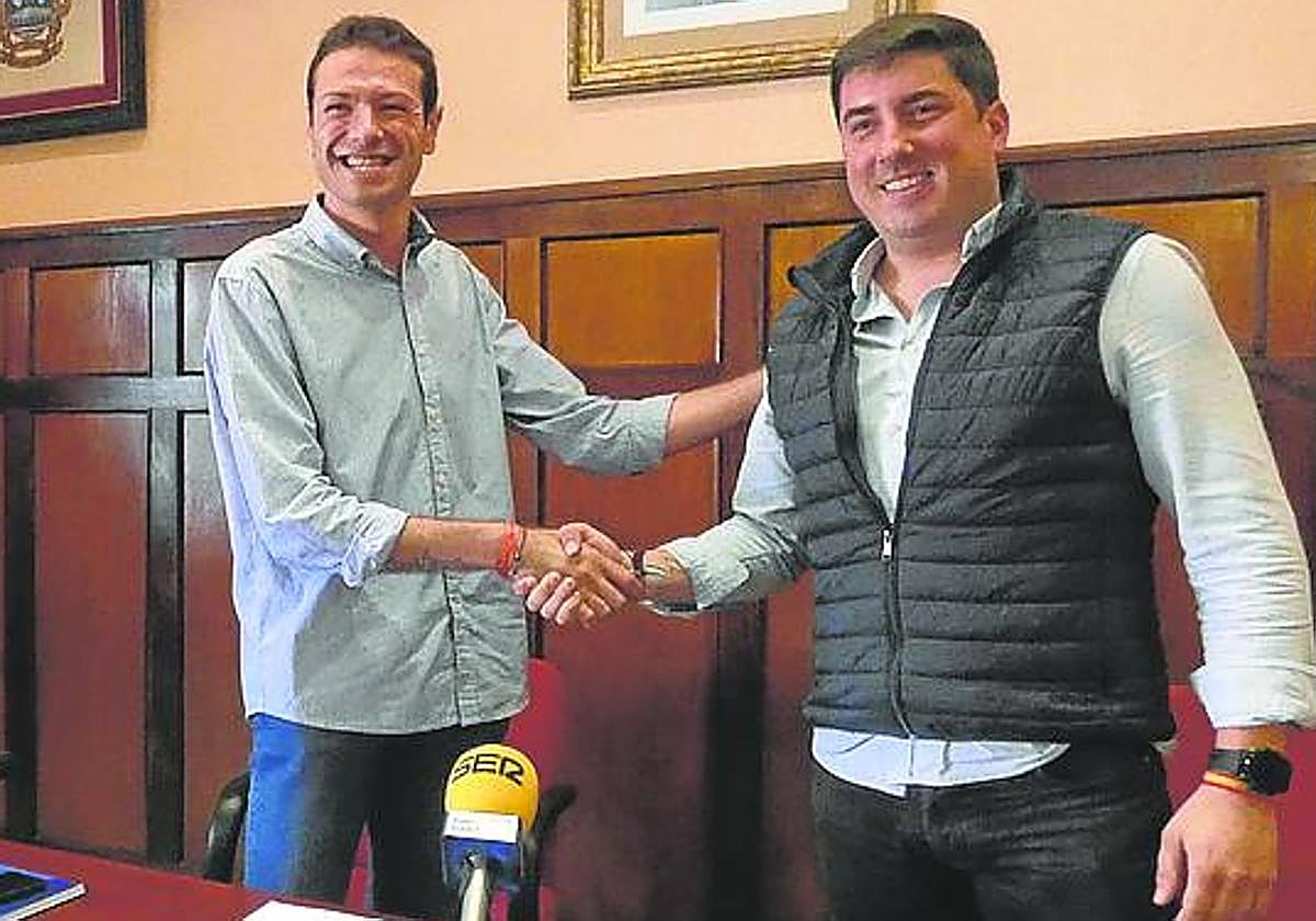 Reina y Riaño, tras anunciar el acuerdo en el salón de plenos.