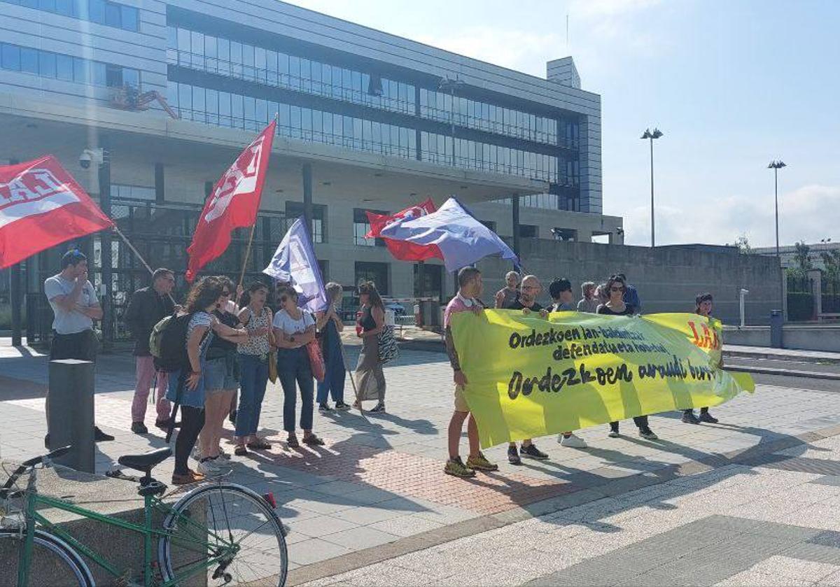 Protesta frente a la Delegación de Educación en Vitoria.