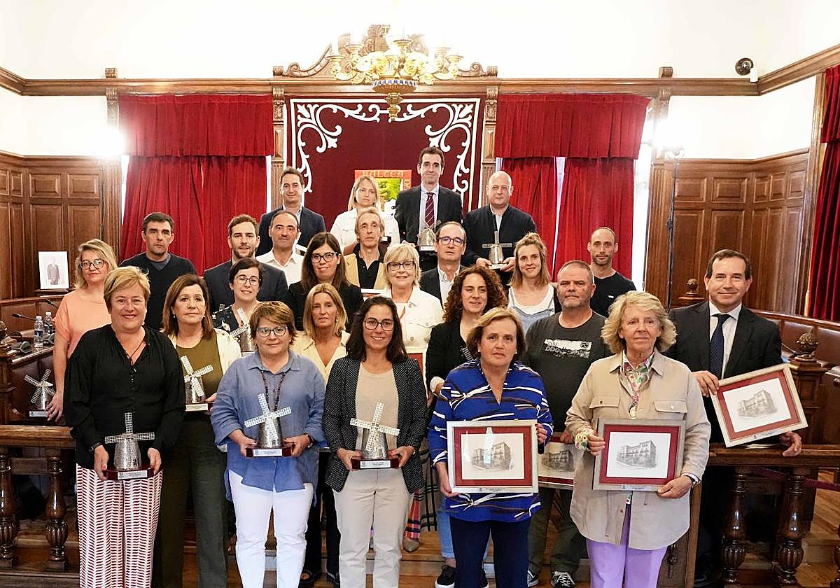 Imagen del recuerdo entregado a la Corporación.