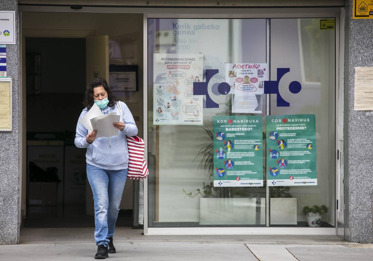 Una mujer, ajena a la información, sale del centro de Abetxuko.