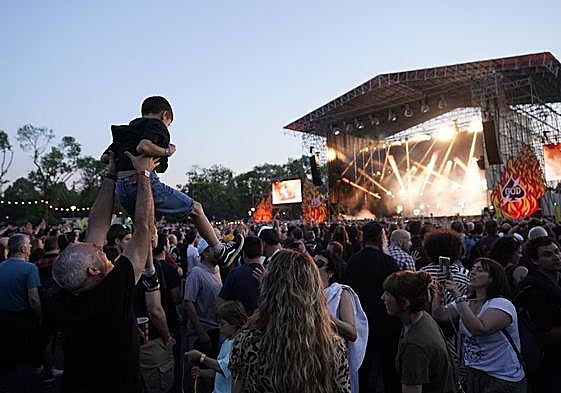 El Azkena, que arrancó con el concierto de Liher ante un sol imponente, llega a su primera noche.
