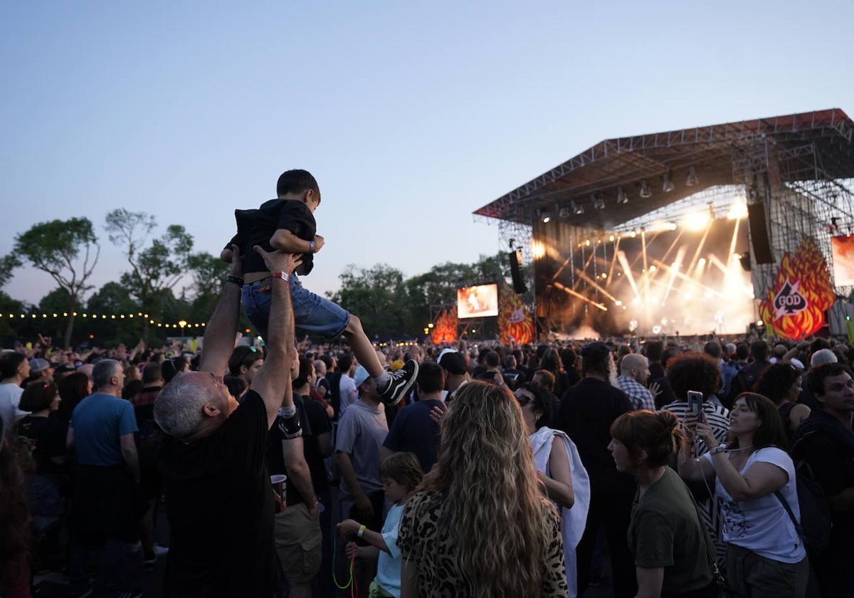 El Azkena, que arrancó con el concierto de Liher ante un sol imponente, llega a su primera noche.