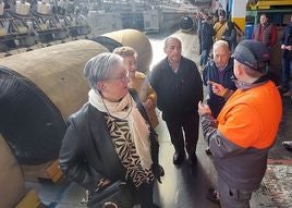 Extrabajadores la empresa en una visita anterior a la fábrica.