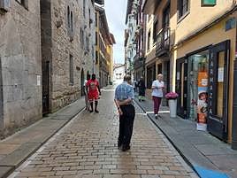 Un hombre espera para entrar a una farmacia en el casco viejo de Markina.