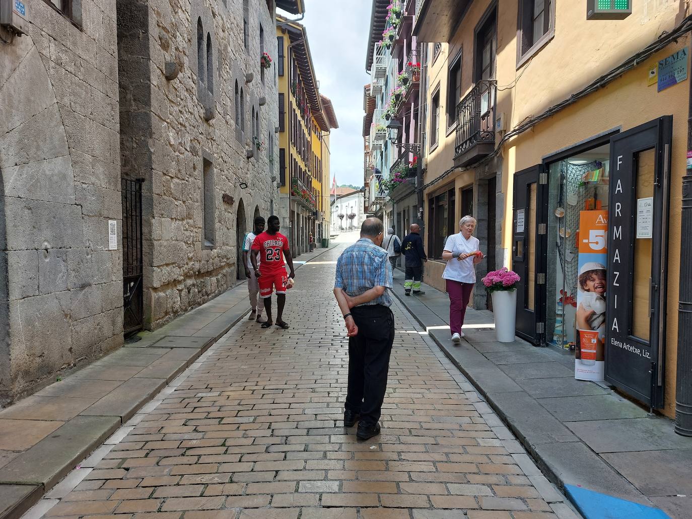 Un hombre espera para entrar a una farmacia en el casco viejo de Markina.