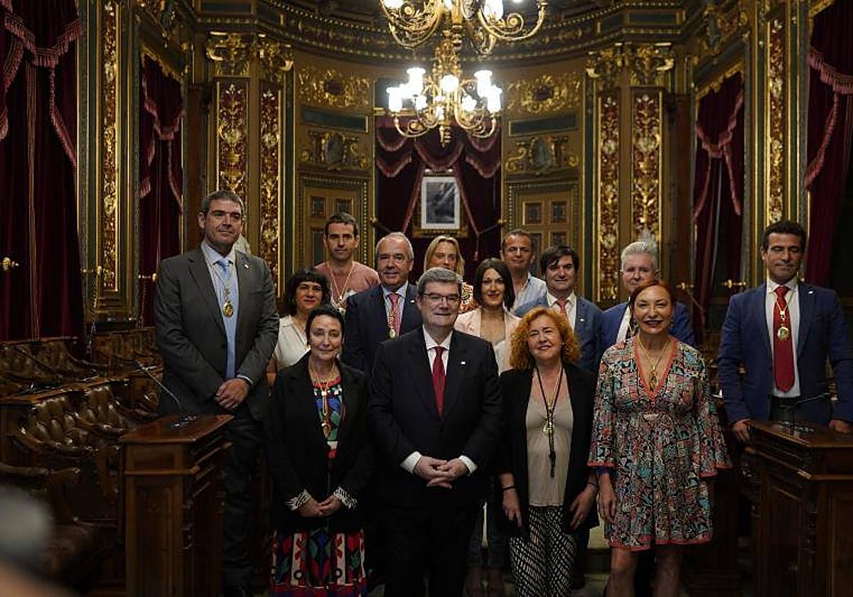 Aburto con los trece concejales que no repetirán.