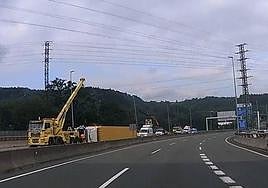 Imagen de la retirada del camión en Derio.