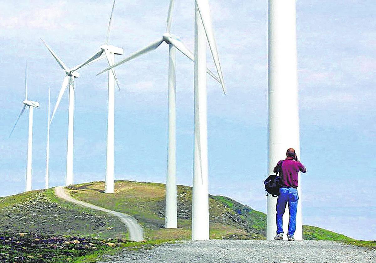 Varios aerogeneradores como los de la imagen, en el monte Oiz, podrían instalarse en Barakaldo.