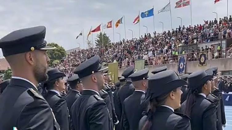 Emotivo himno a los caídos para despedir al policía nacional muerto en Andújar