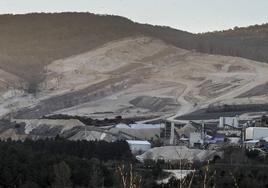 Imagen actual de la cantera de Laminoria en cuyo entorno se quieren levantar los molinos y el huerto solar.