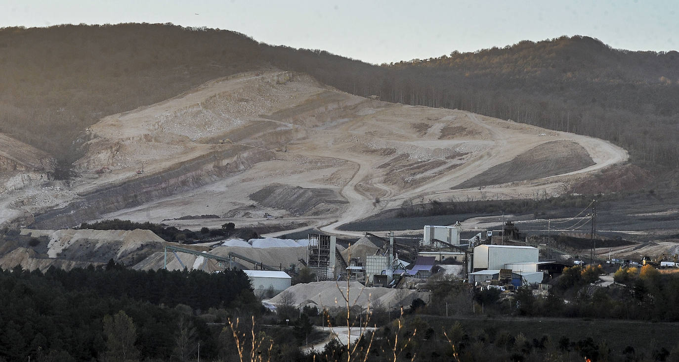 Imagen actual de la cantera de Laminoria en cuyo entorno se quieren levantar los molinos y el huerto solar.