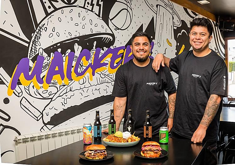 Eric Morales y Michael Moreales del restraurante Maicker's Burger House.