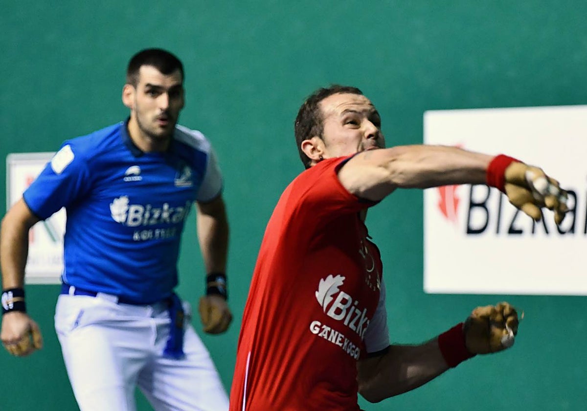 Elordi suelta una volea con la derecha ante la mirada de Ezkurdia.