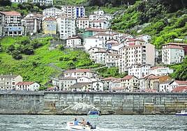 Vista panorámica de las escarpadas laderas de Elantxobe.