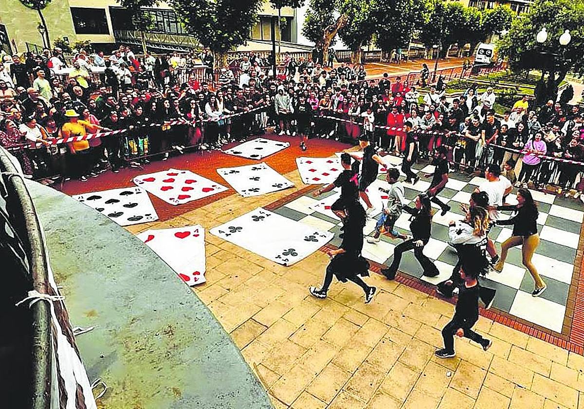 Jóvenes jugando al Pies a las cartas el año pasado en la mañana de San Juan.