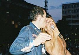 El finés Jari Paapanen con Iggy Pop en Helsinki en 2007.