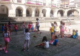 Un grupo de niños participa en unas colonias de verano organizadas por el Museo de la Paz de Gernika.