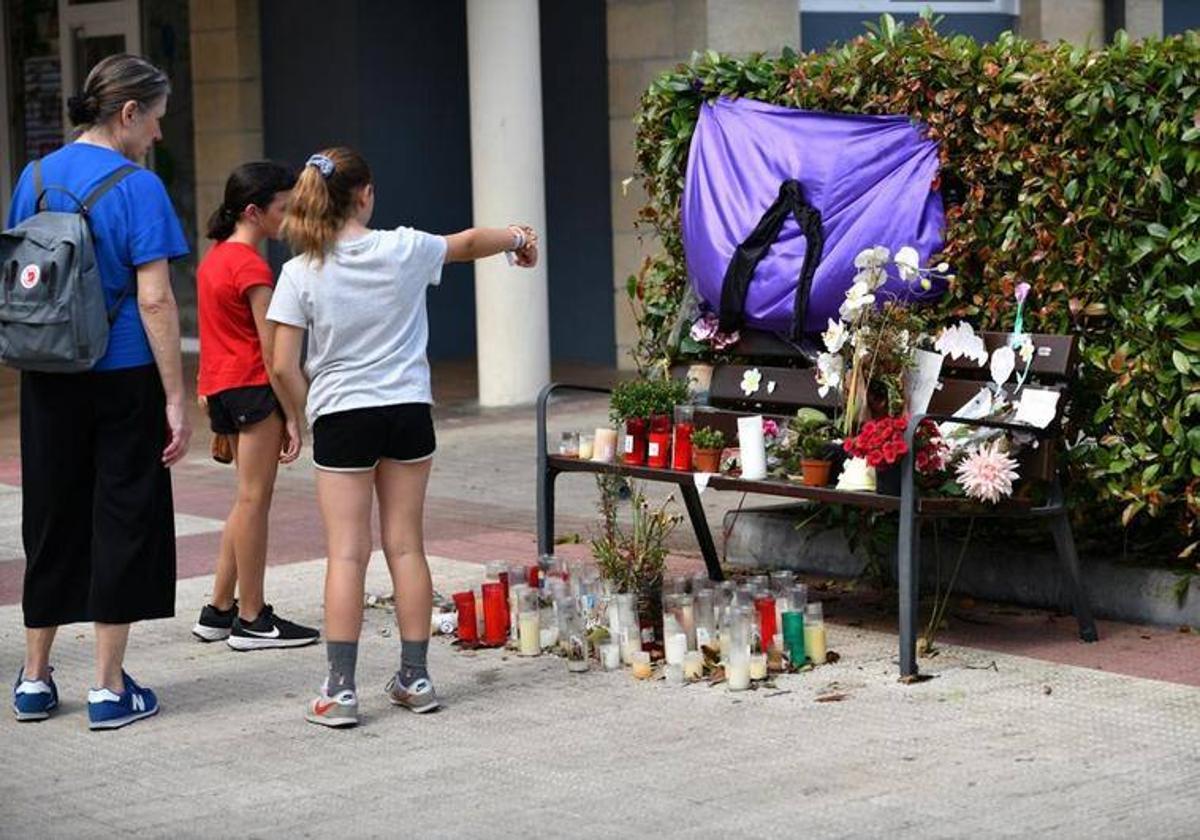 Cientos de personas participaron en una concentración contra el asesinato de Lourdes en Orio.