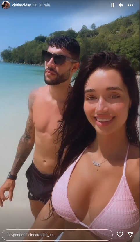 (16/06/2023) Unai Núñez paseando con su novia por una playa en las Seychelles.