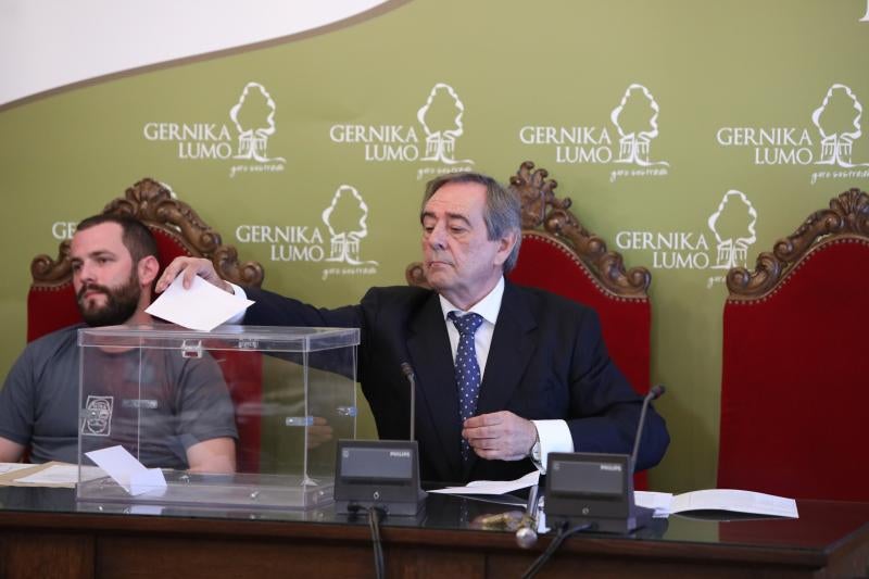 Gorroño, durante la votación en la que ha revalidado la Alcaldía de Gernika