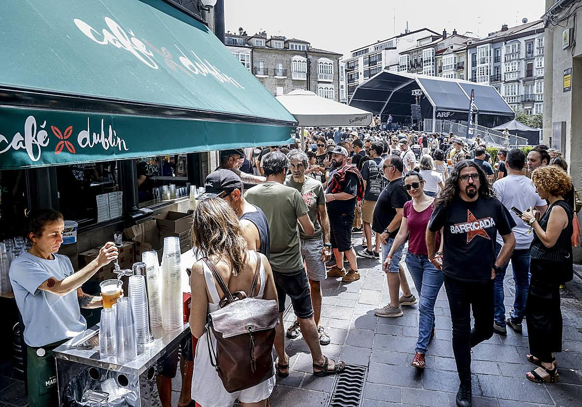 Cientos de festivaleros llenaron ayer la plaza de la Virgen Blanca y los bares de alrededor.