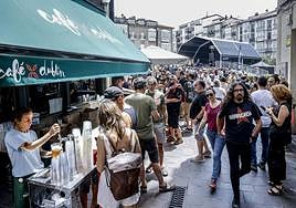 Cientos de festivaleros llenaron ayer la plaza de la Virgen Blanca y los bares de alrededor.