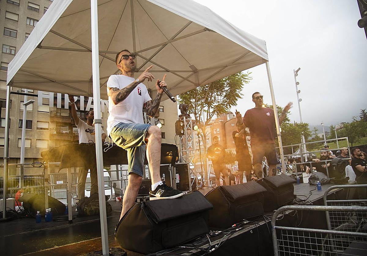 Los Chikos del Maíz durante el concierto.