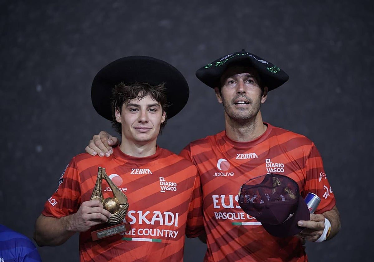 Gorka y Goiko, con la txapelas y los trofeos tras vencer el Grand Slam de San Sebastián.