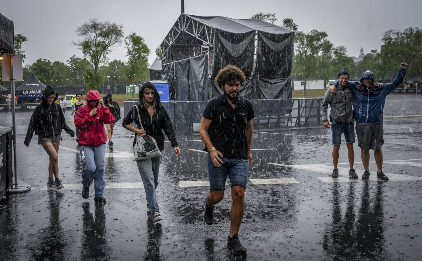 La tormenta retrasa la apertura de puertas del Azkena y cancela varios conciertos