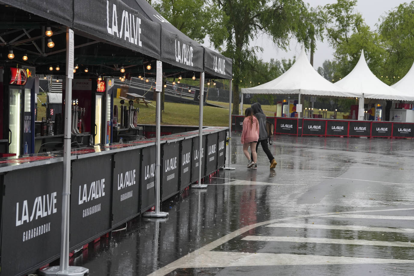 La tormenta retrasa la apertura de puertas del Azkena y cancela varios conciertos