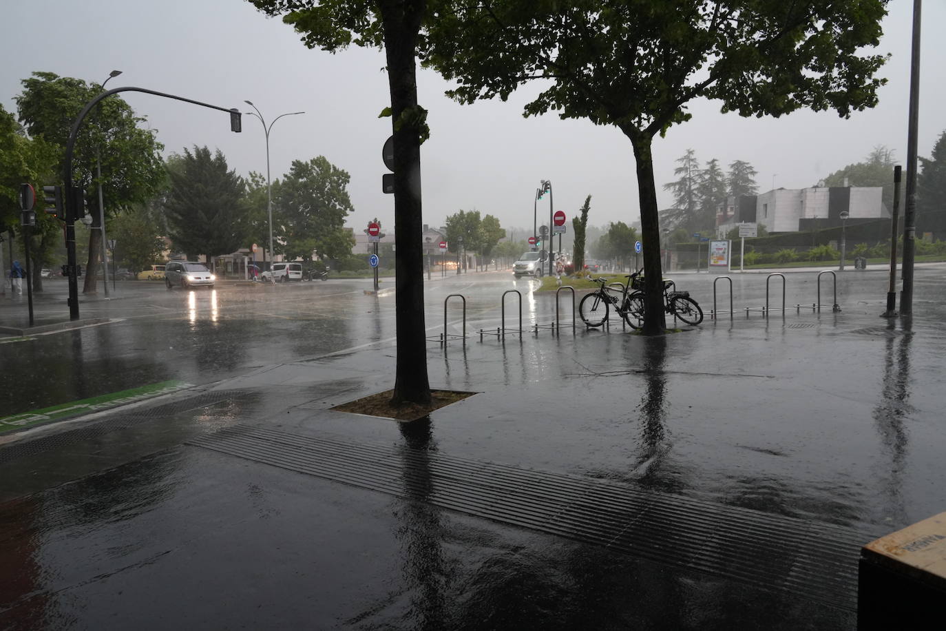 Una fuerte tormenta de viento y lluvia azota con fuerza Vitoria