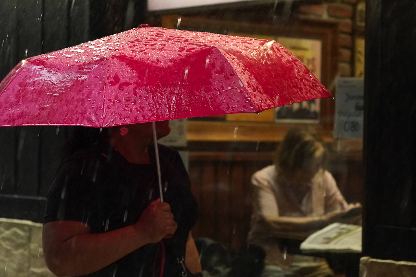 Una fuerte tormenta de viento y lluvia azota con fuerza Vitoria