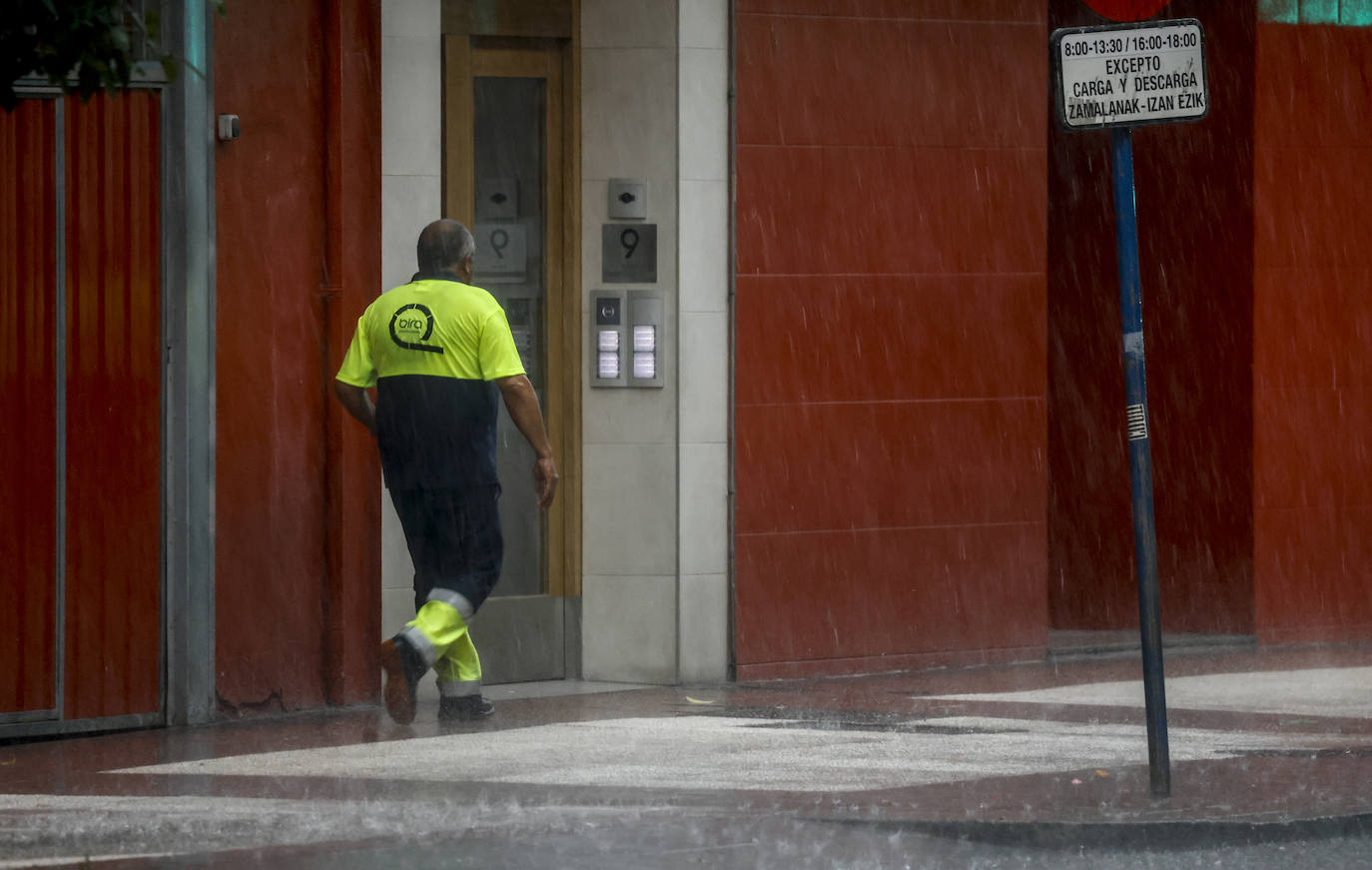 Una fuerte tormenta de viento y lluvia azota con fuerza Vitoria