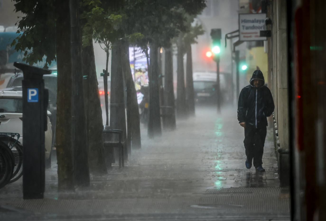 Una fuerte tormenta de viento y lluvia azota con fuerza Vitoria