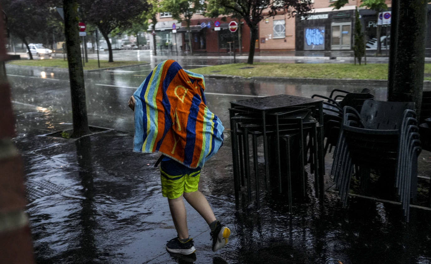 Una fuerte tormenta de viento y lluvia azota con fuerza Vitoria