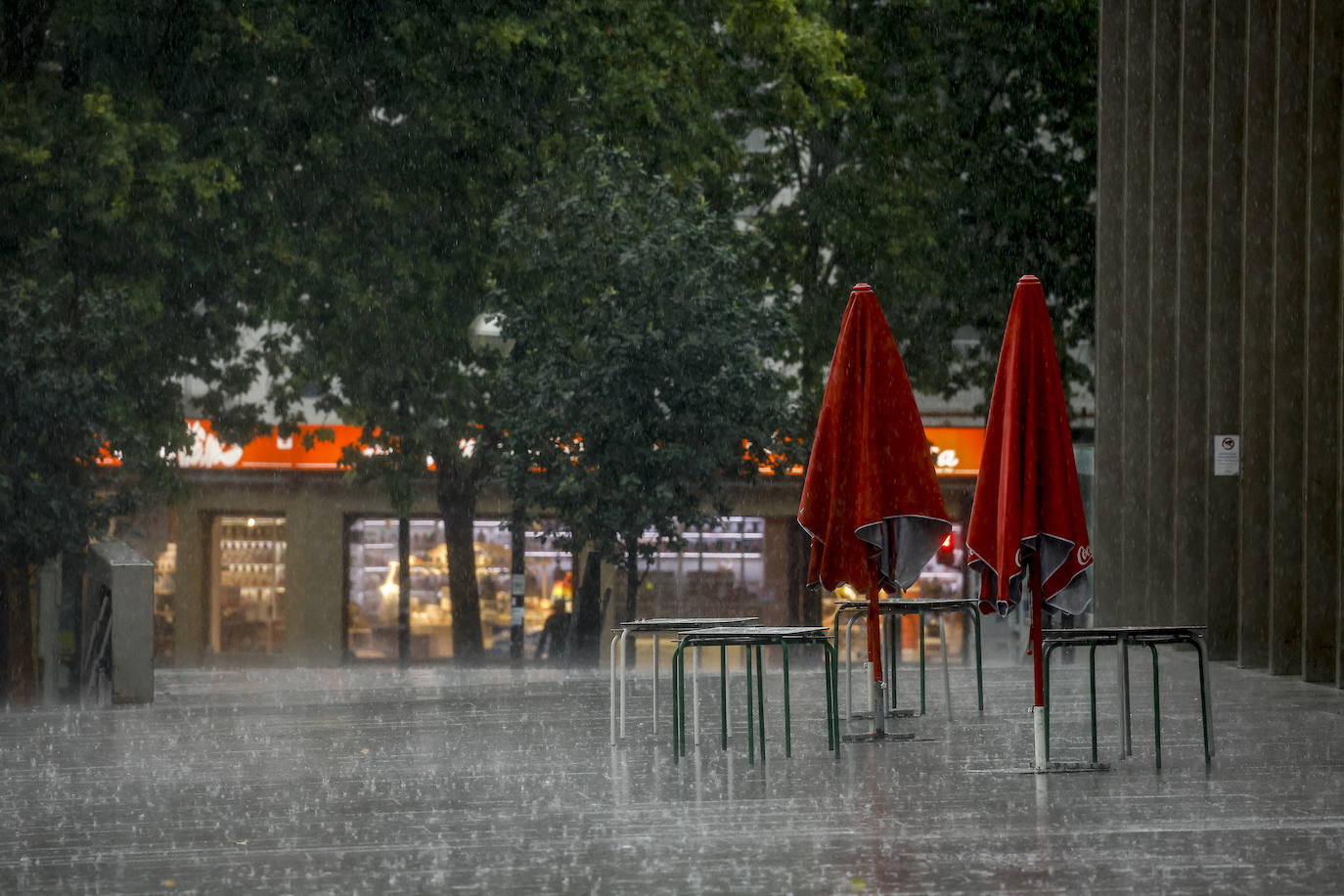 Una fuerte tormenta de viento y lluvia azota con fuerza Vitoria