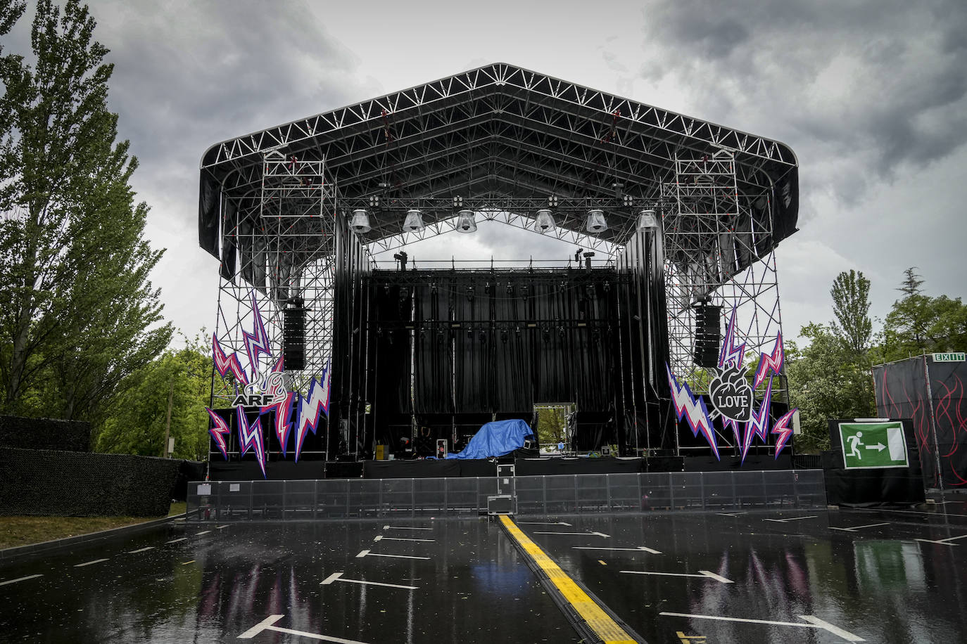La tormenta retrasa la apertura de puertas del Azkena y cancela varios conciertos