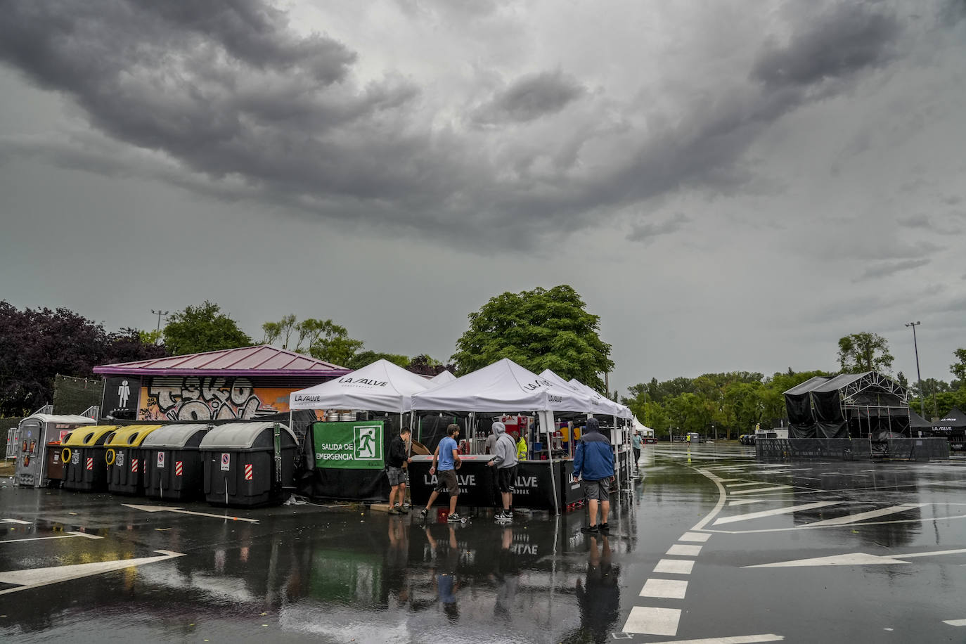 La tormenta retrasa la apertura de puertas del Azkena y cancela varios conciertos