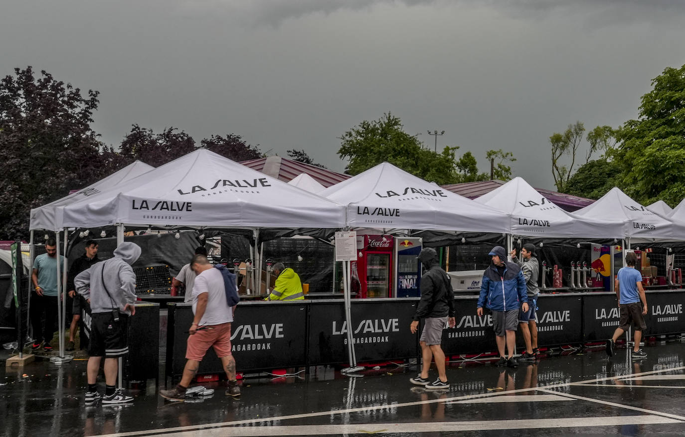 La tormenta retrasa la apertura de puertas del Azkena y cancela varios conciertos