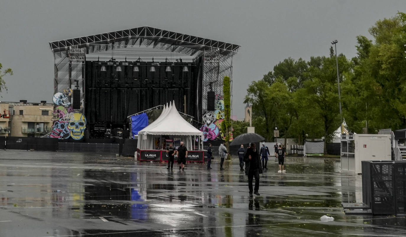 La tormenta retrasa la apertura de puertas del Azkena y cancela varios conciertos