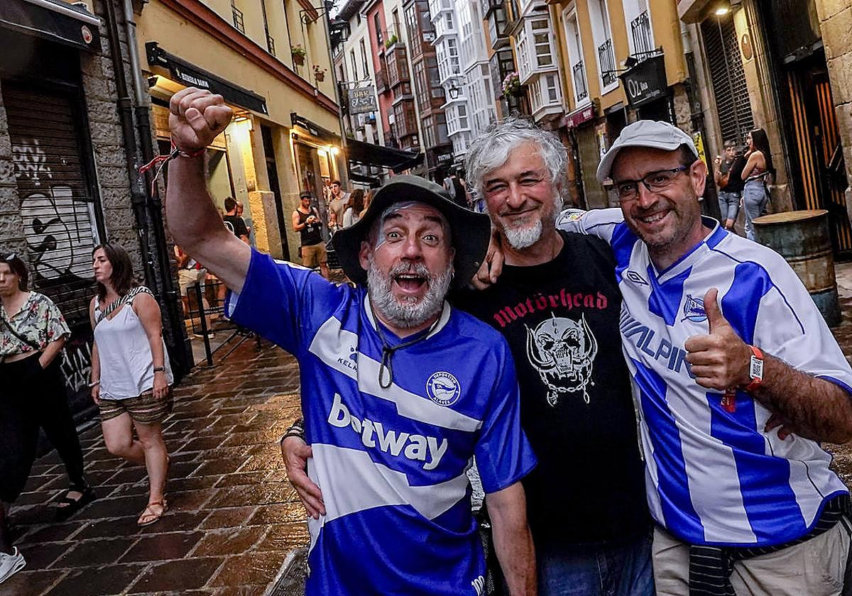 La lluvia no frena la previa del Alavés en Vitoria