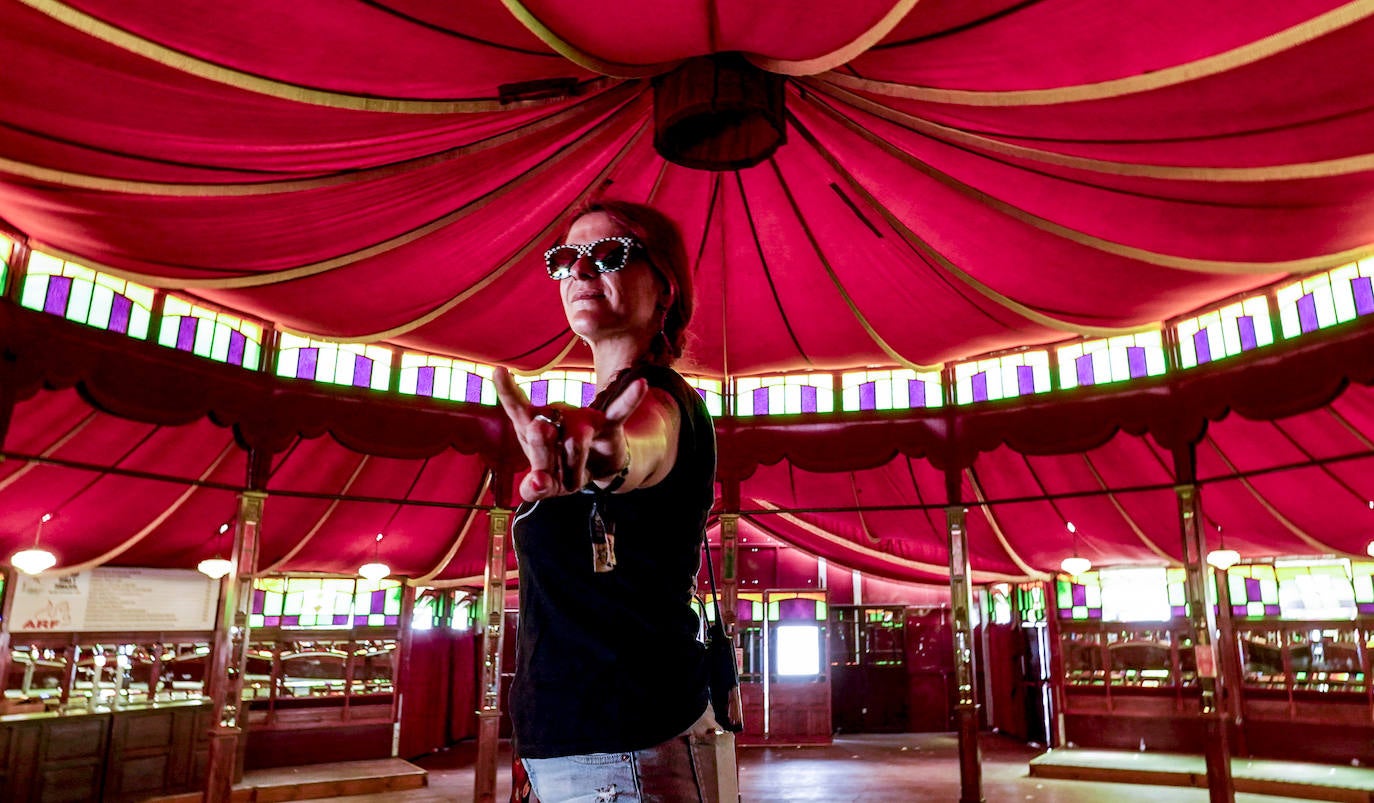 La productora, retratada en la carpa Trashville, su escenario fetiche de todo el recinto.