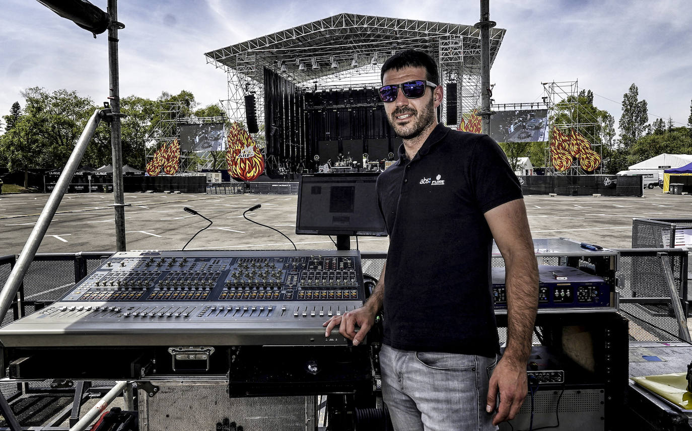 El técnico, en una de las dos torres que se han instalado en esta edición para dejar libre el espacio central y dar más visibilidad al público.