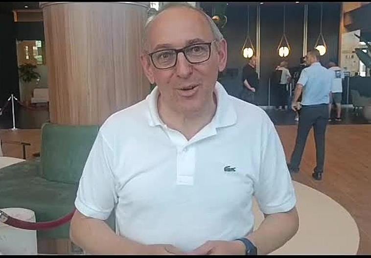 El diputado general de Álava, Ramiro González, anima al Alavés antes de jugarse el ascenso contra el Levante